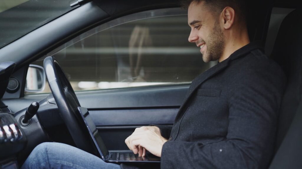 Homem Trabalhando No Laptop Dentro De Um Carro gBtplDUad4U