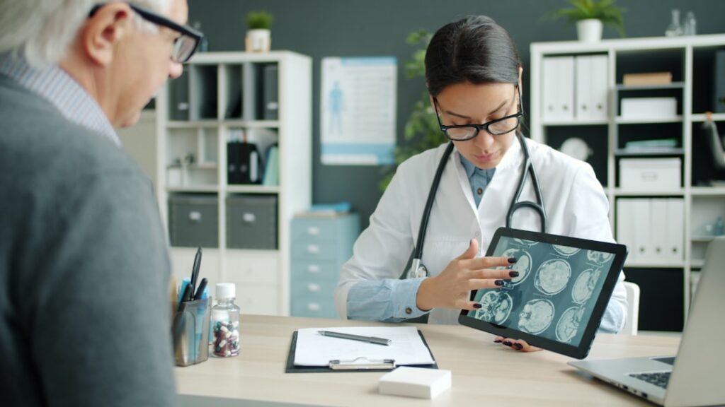 Medico Mostra Exames Cerebrais De Pacientes Em Tablet X_tBkG0U9yM