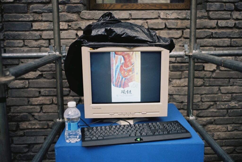 Monitor De Computador Crt Branco Na Tabela Azul JyEACCXMD5Q