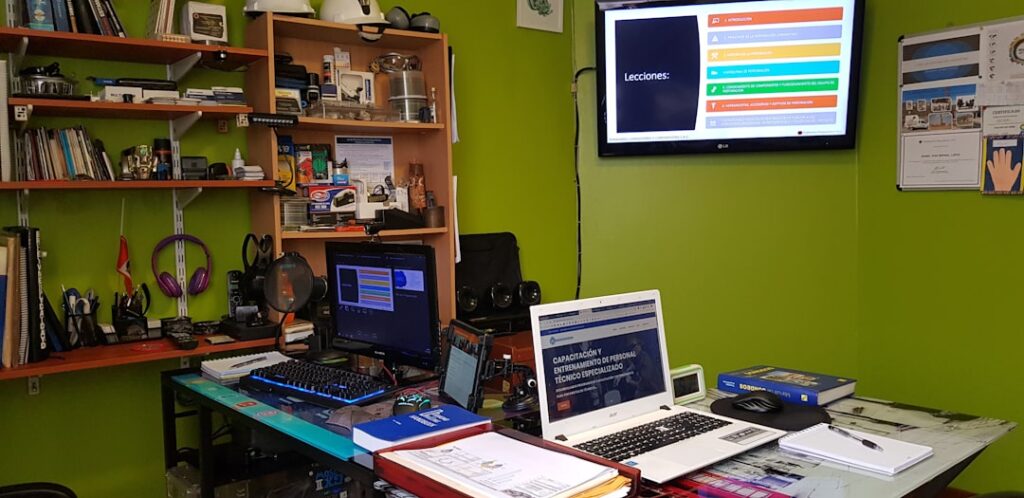 Um Computador Portatil Que Senta Se Em Cima De Uma Mesa 1uyvQKyq7LU