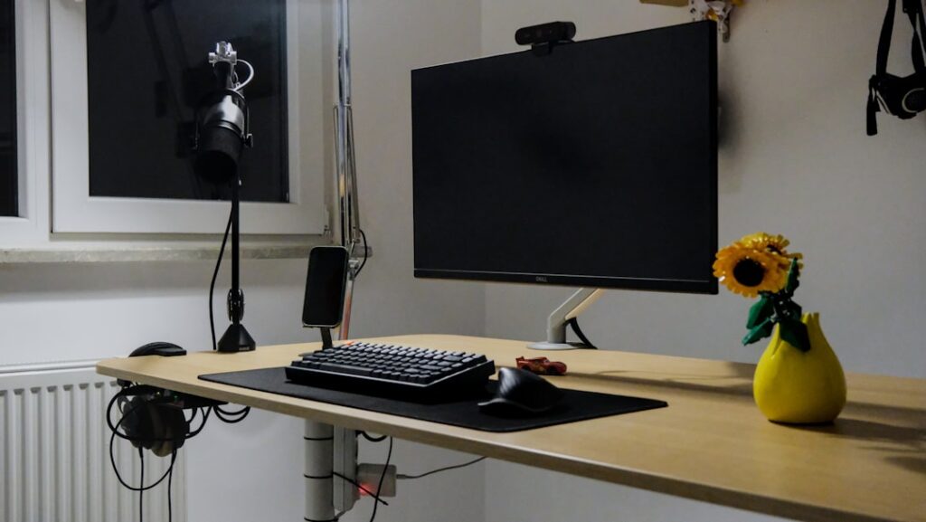 Uma Mesa De Computador Com Monitor Teclado E Girassol UTRtBYRVwaY