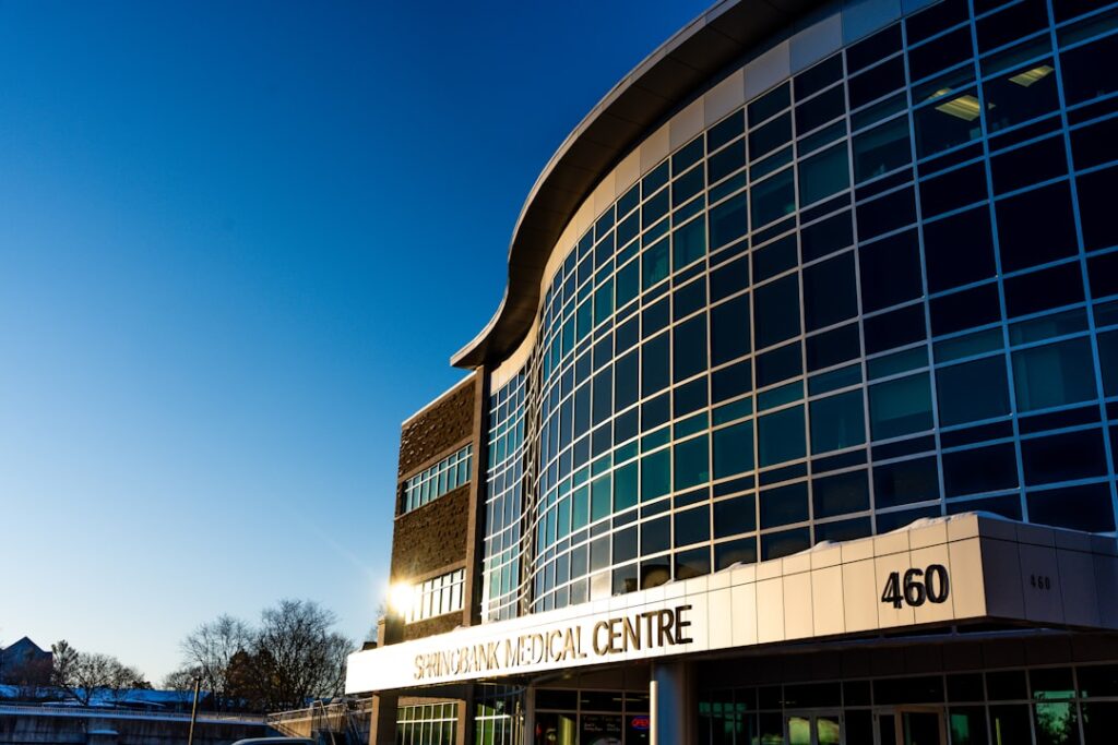 Predio Moderno Do Centro Medico Com Fachada De Vidro Ytcp0r7SIE4